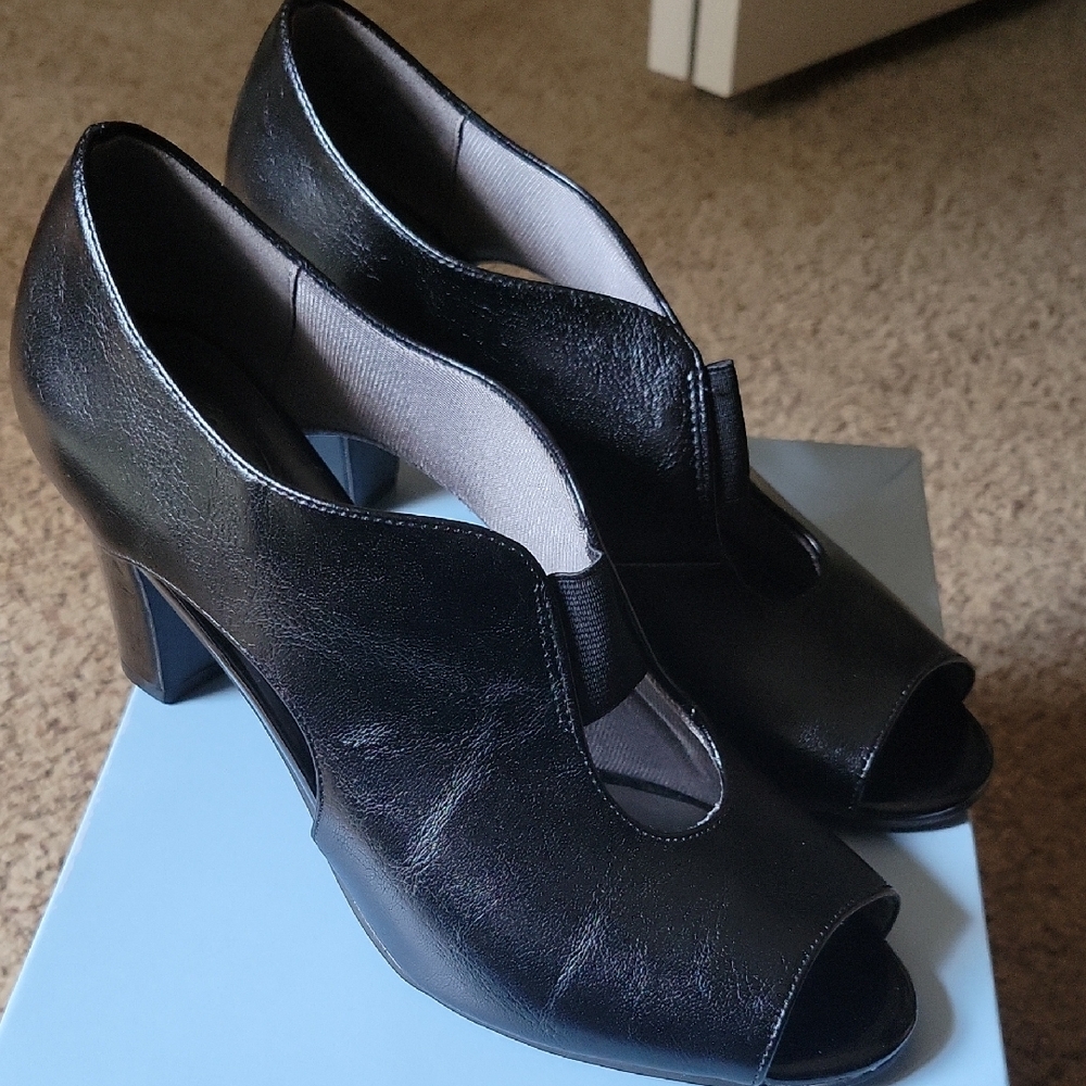 NWT 10M Life Stride Black Peep-Toe Heels